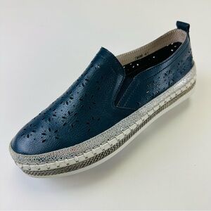 Bernie Mev navy platform loafer Size 41 perforated leather TW99 Slip on casual